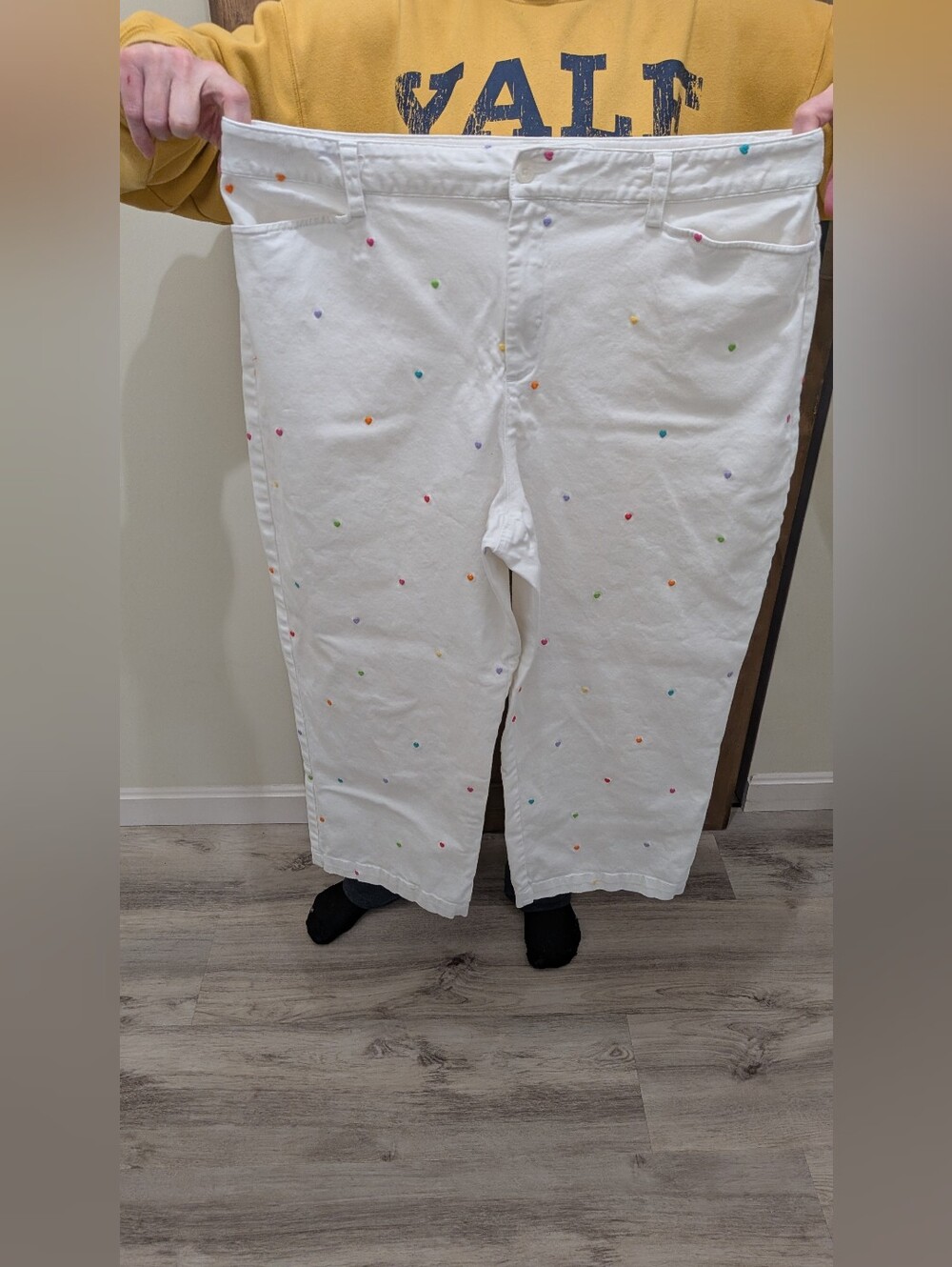 White Embroidered Heart Capri Pants